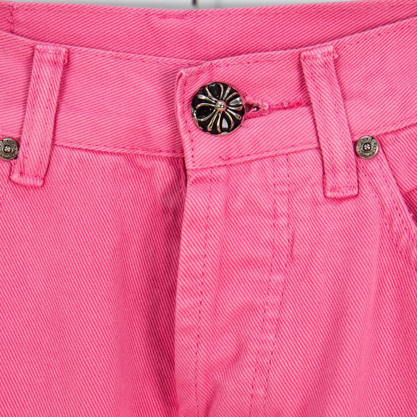 P250 CHROME HEARTS 25ss amine light pink cross patch leather washed jeans - Full of exploring the ultimate in fashion, Chrome Hearts' new Chrome Hearts pants not only present a unique style, the fresh ice blue color looks particularly youthful and energetic. The mid-high waist design is paired with a lazy and casual style, which not only shows long legs but also maintains a casual feel. It is a must-have fashion choice for trendy men and trendy women. Style number: 1778# Color: Dopamine powder Size: 28 30 32 34